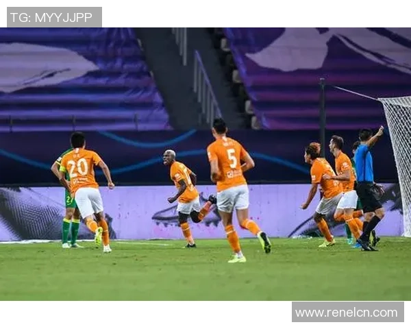 上海与武汉卓尔的激烈对决展现足球魅力与城市精神的巅峰对抗 上海与武汉卓尔的激烈对决展现足球魅力与城市精神的巅峰对抗